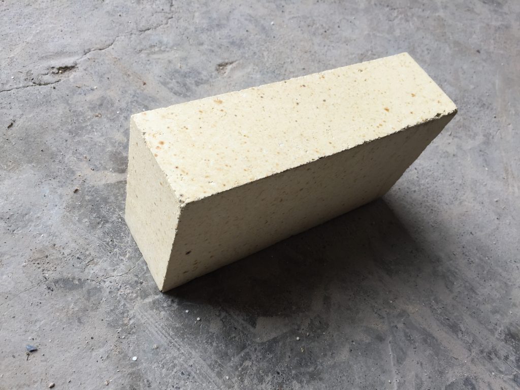 平順耐材生產(chǎn)的一級高鋁耐火磚適用于高溫窯爐 一級高鋁耐火磚